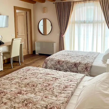 Le 4 Hotel