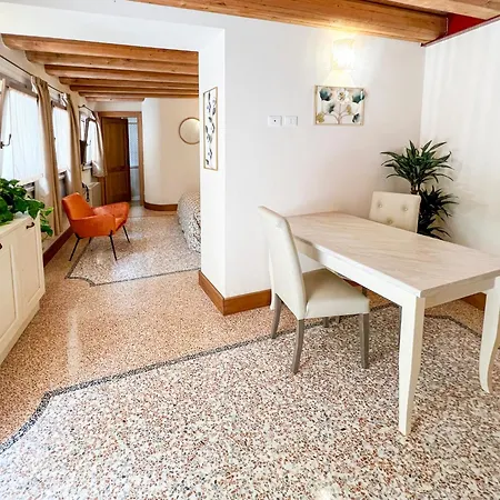 Le 4 Hotel